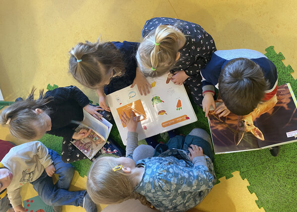 Photo d'un groupe d'enfants lisant des livres | Crédit : Fabulathèque INSPÉ